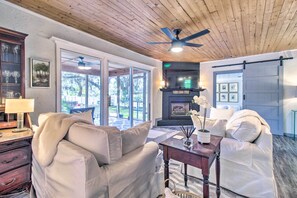 Living Room | Free WiFi | Central A/C | Smart TV