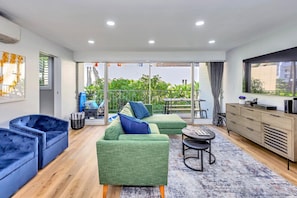 LIVING ROOM: Nice open layout with comfortable couch, side chairs and tables.