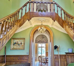 NIVEAU 1 : Accès par un escalier en fer à cheval confortable - 5 chambres – H53G018763 - Château de la Roche – Ahuillé – Gîtes de France Mayenne