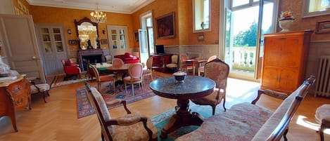 Location de vacances avec Gîtes de France Mayenne – H53G018763 grand gîte Château de la Roche à Ahuillé jusqu’à 12 personnes. Château du XIXème siècle avec grand parc.