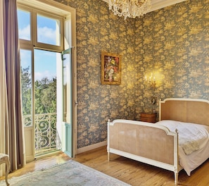 NIVEAU 1 : (5) Chambre Louis XV 21m², 1 lit 140x190, salle d'eau privative avec douche, vasque, sèche serviettes et sèche-cheveux – H53G018763 - Château de la Roche – Ahuillé – Gîtes de France Mayenne