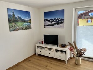 Ferienwohnung 85qm, 2 Balkone, Bergblick, 1Schlafz., Wohnschlafz., Küche, WLAN-Wohnzimmer