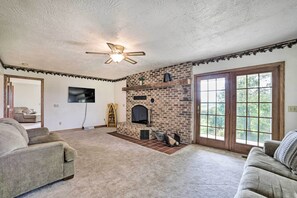 Living Area | Full Sleeper Sofa | Flat-Screen TV w/ Cable | Fireplace