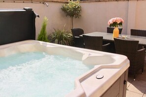 Hot Tub / whirlpool bath (Outdoor)