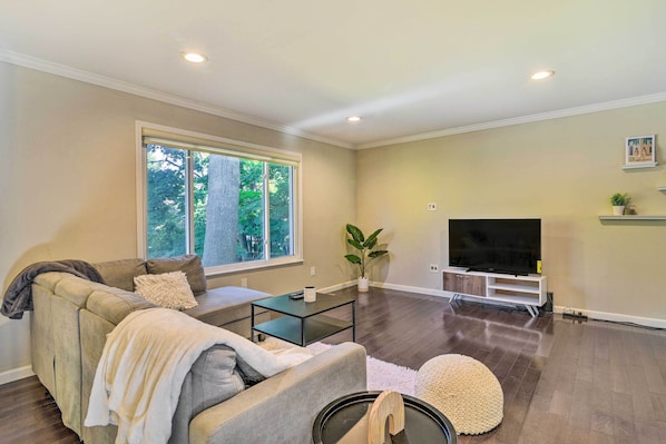 West Bloomfield Township Vacation Rental | 3BR | 2.5BA | Stairs to Access