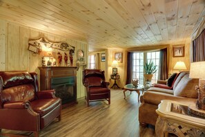 Living Room | Free WiFi | Window AC | Fireplace
