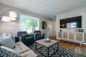 Light and bright living room off the main entrance.