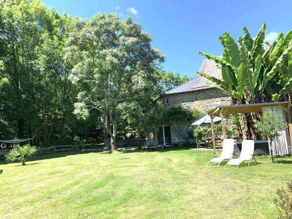 Le gîte du chêne à Ledeuix, son jardin clos et son SPA