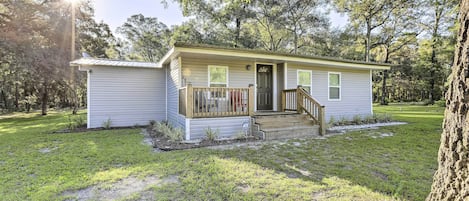 Chiefland Vacation Rental | 3BR | 2BA | Stairs Required | 1,000 Sq Ft