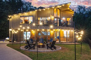 Discover a unique mountain retreat blending traditional cabin charm with distinctive mid-century modern design. Our inviting chalet showcases a perfect blend of cozy ambiance and stylish flair.  Every moment is a delight in our one-of-a-kind home!