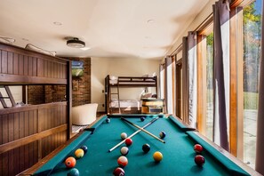 A modern-rustic cabin great for families and groups - where there is something for everyone. Games, entertainment and tranquility for everyone.