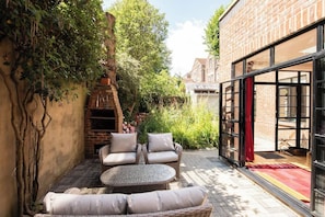 Enjoy al fresco dining and relaxation in this lush garden retreat!