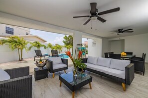 This is the perfect place for friends to hang out on a sunny day, or to get some work done while enjoying cocktails and snacks.