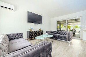 You and your friends will love to watch your favorite shows on this comfortable tufted sofa.