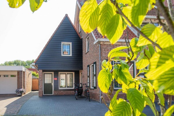 Außenseite Ferienhaus [Sommer]