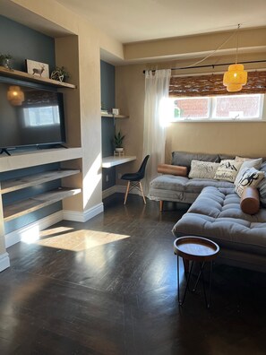 TV / Lounge / Desk area