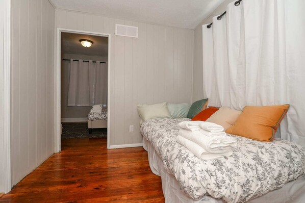 Daybed in between bedrooms
