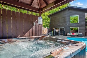 New 5 person hot-tub with lights and jets. PLEASE, NO SOAP/BUBBLES.