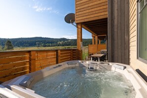 Enjoy the mountain views | Exterior