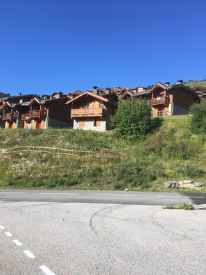 Le chalet en été (le plus en avant, le plus visible)