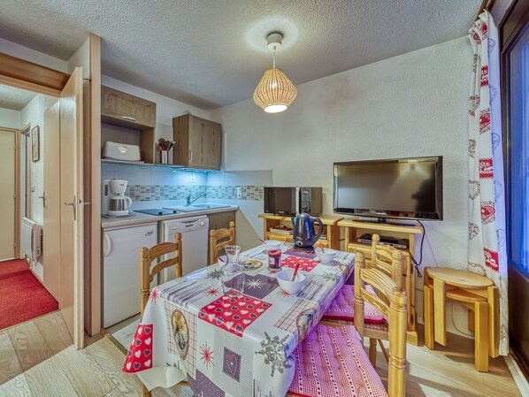 Cabinetry, Eigentum, Möbel, Tabelle, Dekoration, Countertop, Holz, Interior Design, Flooring, Fussboden