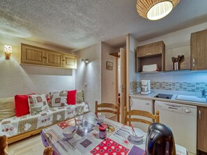 Eigentum, Cabinetry, Countertop, Küchengerät, Interior Design, Beleuchtung, Dekoration, Fussboden, Flooring, Küche