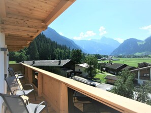Ciel, Propriété, Bâtiment, Nuage, Montagne, Bois, Arbre, Ombre, Plante, Toit