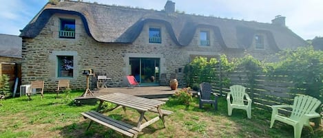 La façade arrière et le jardin