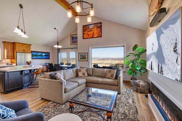 Bear Hollow Village 5500: Living room