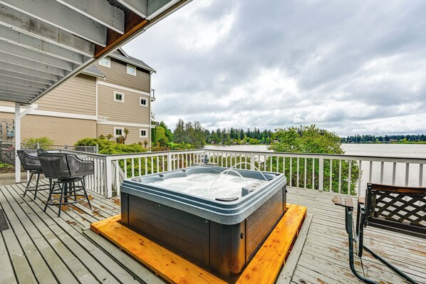 Lacey Vacation Rental | 4BR | 3.5BA | 2,800 Sq Ft | Steps Required