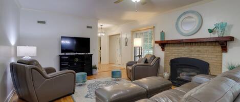 Jay Vacation Rental | 3BR | 3BA | 2,300 Sq Ft | 3 Steps to Access