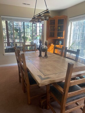 Dining room seats 6