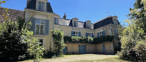 La Maison Cavendish from the large front garden.