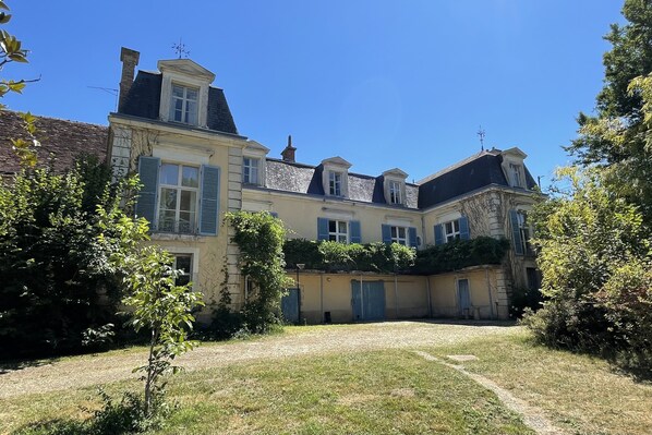 La Maison Cavendish from the large front garden.