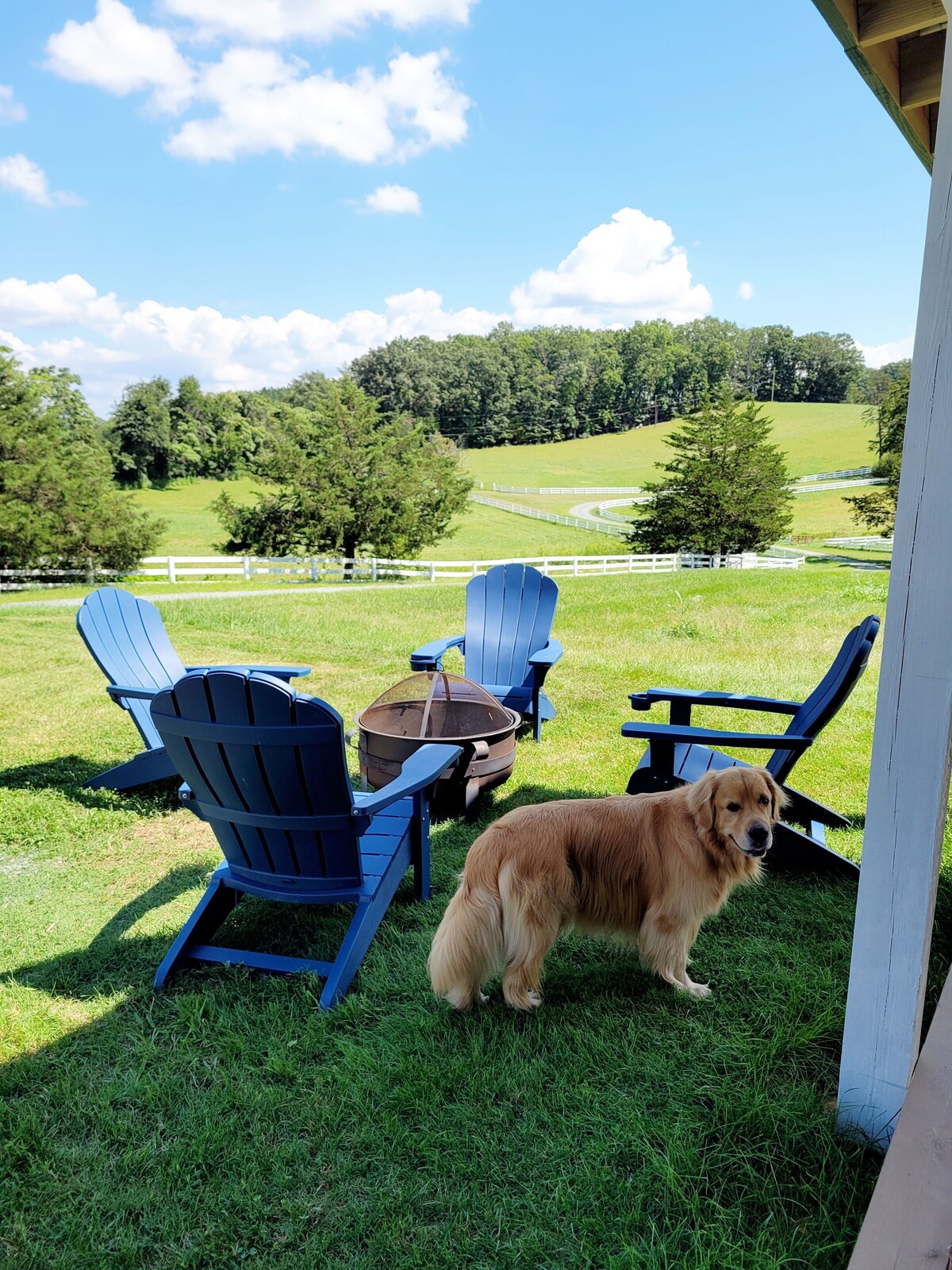 Cowboy hide-a-way cottage with hot tub on historic farm close to everything