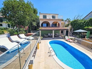 L'Eau, Plante, Ciel, Piscine, Bleu Azur, Bâtiment, Chaise, Arbre, Ombre, Mobilier De Jardin