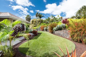 Side yard with canopied swing to the right (not in picture)!