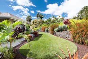 Side yard with canopied swing to the right (not in picture)!