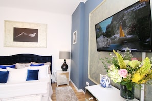 Tv, details decor, bedroom.