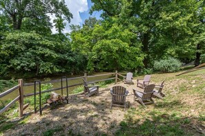 Riverfront Cottage In The Middle Of Pigeon Forge!