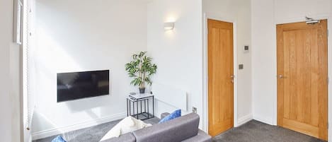 Apartment 2 @ Queens Court, Scarborough - Host & Stay