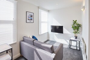 Apartment 3 @ Queens Court, Scarborough - Host & Stay