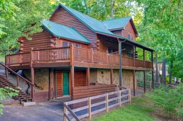 Huge cabin! Over 1700 square foot of living space