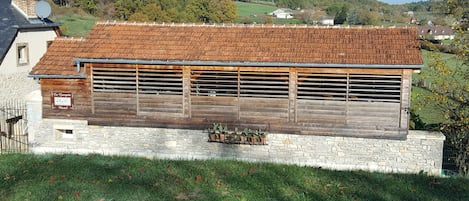 Le " séchoir " ( SPA intérieur  )
Parking sécurisé  à 100 m du centre de Martel
