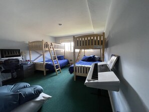 Bunk Room - Sleeps 6. (Queen on Bottom, Twin on Top)