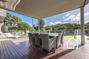 Alfresco dining for 10
