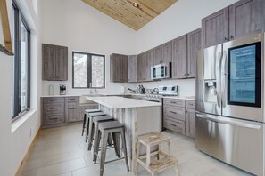 Culinary Retreat: State-of-the-Art Kitchen & Island Breakfast Bar with a View
