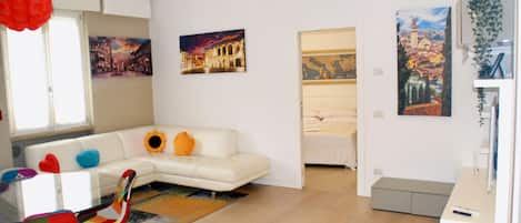 Salotto climatizzato, divano in pelle e quadri raffiguranti l'Arena Di Verona