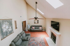 Lare living room with vaulted ceilings 