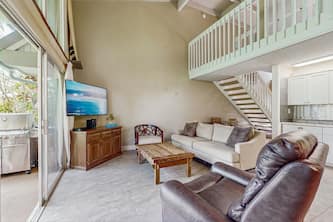 Two-story condo with ocean view, lanai, outdoor pool & AC - near beaches